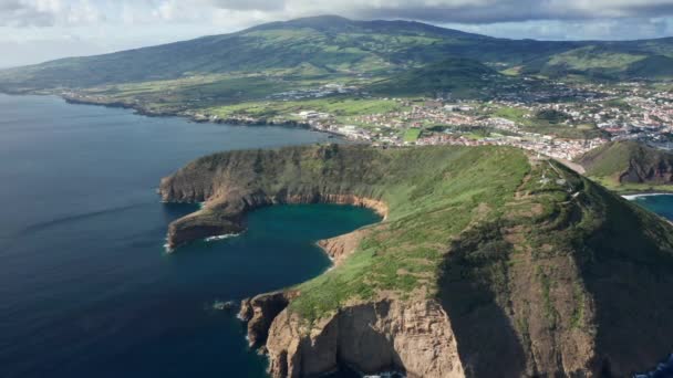 Monte Guia cobrindo grama verde e cidade da Horta, Ilha do Faial, Açores — Vídeo de Stock