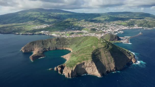 Images aériennes sur un cône volcanique avec une vue imprenable sur la baie de Horta — Video
