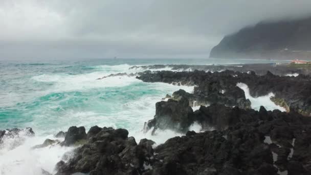 Flores Adası, Azores, Portekiz. Kayalık kıyı arasında doğal gelgit havuzları — Stok video