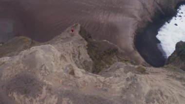 Capelinhos Yanardağı, Faial Adası, Azores 'de okyanus manzarasının tadını çıkaran bir adam.