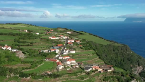 Aerial view of the small settlement at the tip of the shore — Stock Video