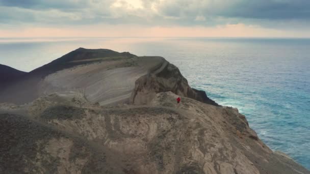 해안 풍경 과 뒤에 화산 이 있는 풍경 — 비디오