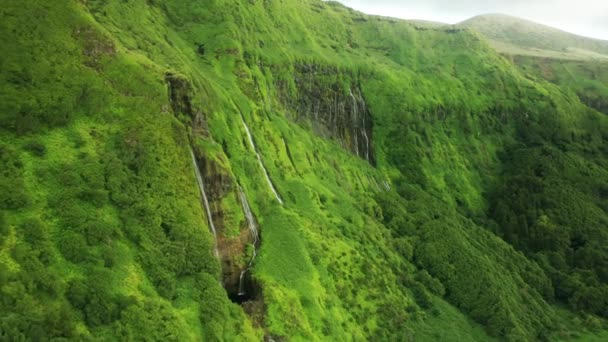 Erstaunliche felsige Klippen mit strömenden Wasserfällen — Stockvideo