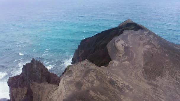화산 형성을 잊을 수없는 광경 선명 한 푸른 바닷물로 씻기다 — 비디오