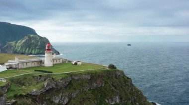 Uçurumun kenarındaki ana deniz feneri ve koruyucu blok.