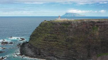 Adanın ucundaki deniz fenerinin havadan görünüşü