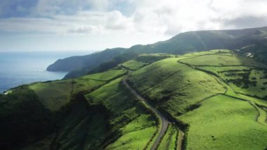 Uçurumlar boyunca çağlayan manzaralı yol manzarası