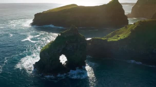 Een rots met een boog tussen gigantische kliffen en de wilde Atlantische Oceaan — Stockvideo
