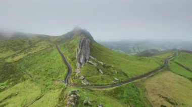 Flores Adası, Azores, Portekiz. İzole edilmiş volkanik adanın içinde hareketli bir yol.
