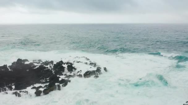 Flores Adası, Azores, Portekiz. İzole edilmiş köylü resimli bir sahil. — Stok video