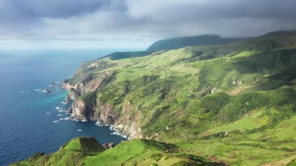 Drone beelden van de westelijke kant van de Azoren Archipel — Stockvideo