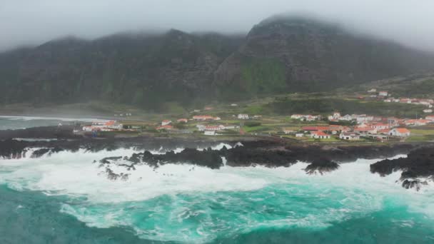 Geweldige natuurlijke schoonheid van het eiland op een mistige dag — Stockvideo