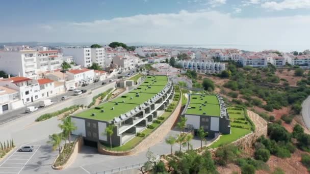 Albufeira, Portugalia. Krajobrazy lotnicze starego miasta na wzgórzach — Wideo stockowe