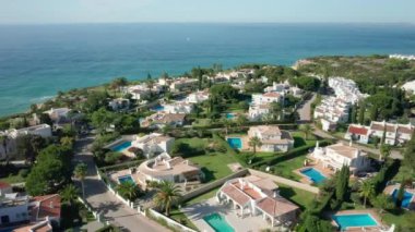 Albufeira, Portekiz. Deniz kenarındaki beyazlatılmış evlerin havadan manzarası.