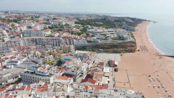 Albufeira, Πορτογαλία. Αεροφωτογραφία παραθαλάσσιου θέρετρου με πυκνή ανάπτυξη — Αρχείο Βίντεο