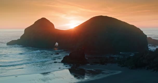 Oregon sahilindeki doğal kemeriyle deniz uçurumunda yavaş çekim günbatımı — Stok video