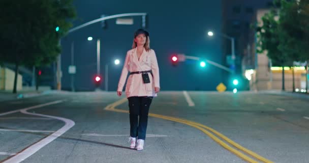 Mujer con estilo en ropa cósmica futurista de moda caminando por la ciudad de noche vacía 4K — Vídeos de Stock