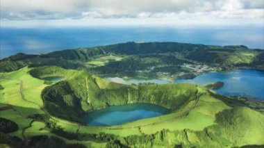 Yeşil tepelerdeki mavi göller, tropikal ada doğası, Azores