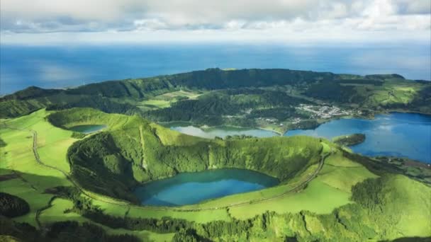 Iperlasso cinematografico laghi blu su cime verdi, natura insulare tropicale, Azzorre — Video Stock