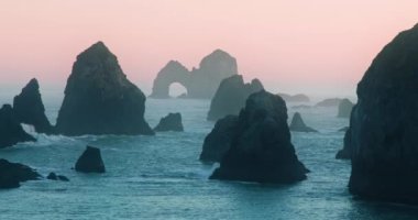 Kayalık sahilde gün batımı sineması, okyanus doğası manzarası, görüntüler.