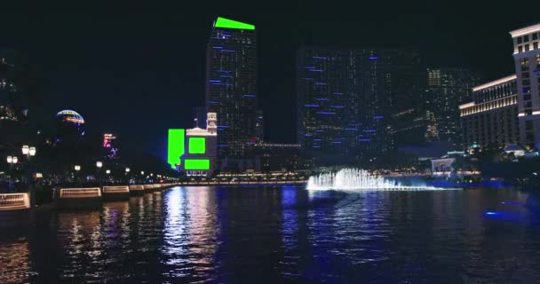 Edifícios modernos com telas verdes para negócios comerciais, Las Vegas à noite — Vídeo de Stock