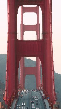 Dikey mobil video 9: 16. San Francisco, Golden Gate Köprüsü trafiği zaman aşımı