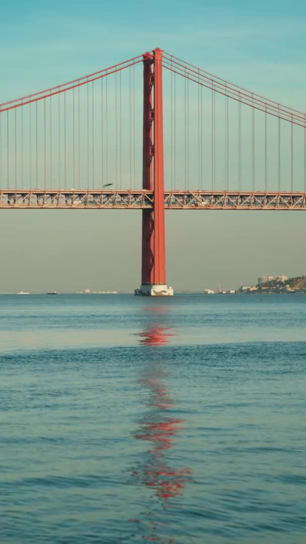샌프란시스코 9 시 16 분에 찍은 거야. 푸른 물에 반사되어 있는 붉은 다리, 리스본 — 비디오