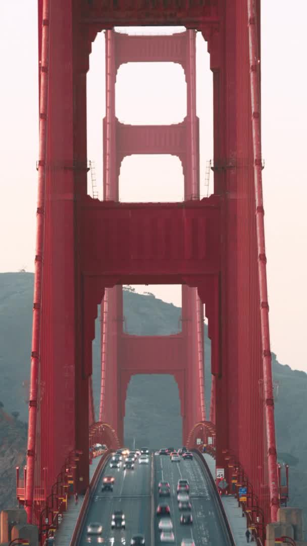 Vídeo móvil vertical 9: 16. San Francisco, Golden Gate Puente lapso de tiempo de tráfico — Vídeos de Stock