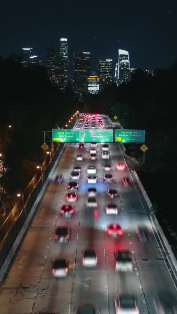 수직 영상 4K 9 시 16 분입니다. 미국, 캘리포니아, 로스앤젤레스의 야간 교통 — 비디오
