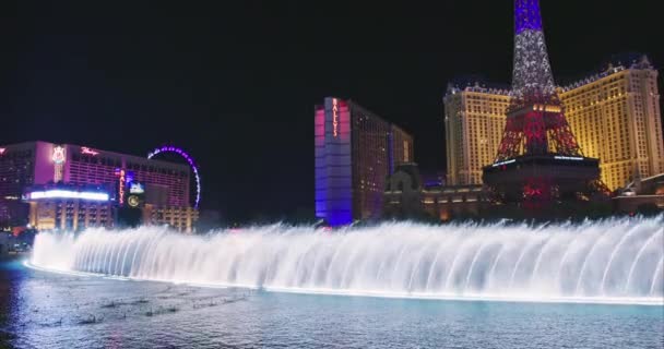 Wereldberoemde filmische dansen Bellagio fonteinen met verlichte Eiffeltoren — Stockvideo
