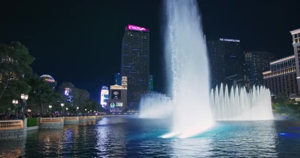 Fontanny Bellagio z budynkiem hotelu Cosmopolitan na tle, Las Vegas 4K — Wideo stockowe