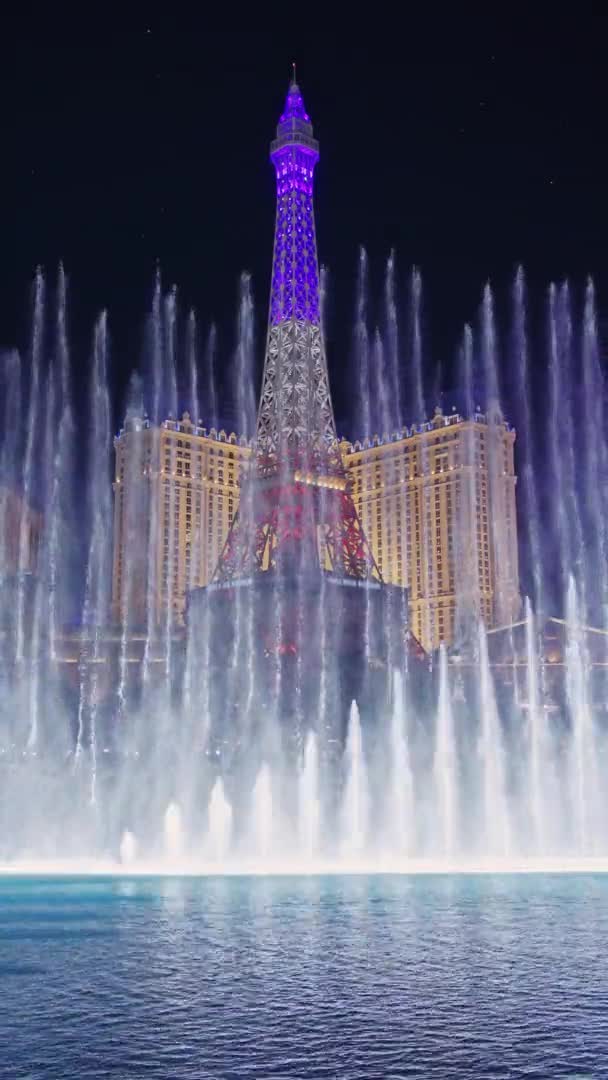 Dikey video: 9: 16 Dünyaca ünlü sahne dansı fıskiyeleri Eiffel Kulesi — Stok video