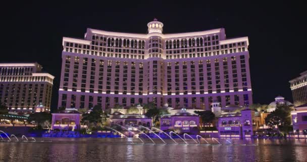 Фонтаны в Bellagio Hotel and Casino на всемирно известной Лас-Вегас Стрип, 4K — стоковое видео