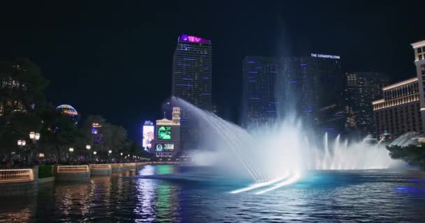 Beautiful night scene, impressive Fountains and cosmopolitan hotel. 4K footage — Stock Video