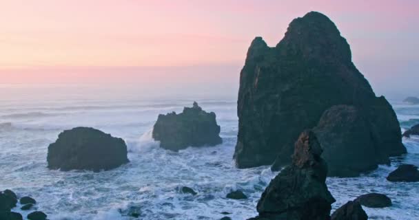 Parque natural selvagem luz do pôr-do-sol rosa. Água do oceano a cair sobre falésias marítimas — Vídeo de Stock