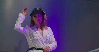 Slow Motion tarzı kadın yüzünü koronavirüsle kapatarak yüzünü koruyor.