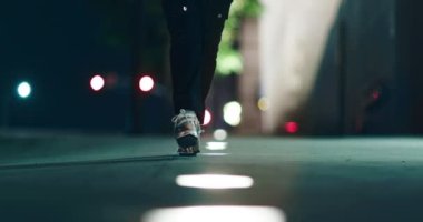 Kameraya doğru yürürken kadın bacaklarını kapat. 4K görüntüsü tanınmayan insanlar