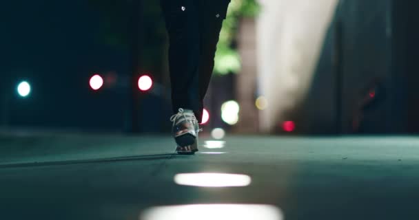Närbild kvinna ben går rakt till kameran. 4K-bilder oigenkännliga personer — Stockvideo