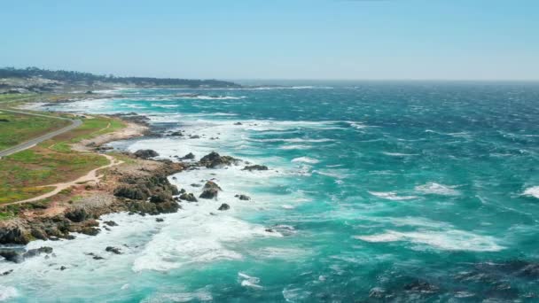 4K cinematic aerial scenic rocky shore at vibrant teal stormy Pacific ocean, EUA — Vídeo de Stock