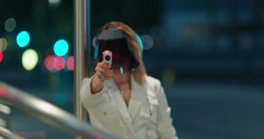 Yüz kalkanı olan kadın Covid-19 semptomlarını kontrol etmek için lazerle ısı taraması yapıyor.