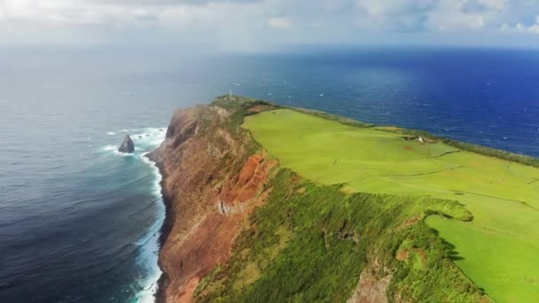 Ponta dos Rosais Leuchtturm auf Klippe, Sao Jorge, Azoren, Portugal, Europa — Stockvideo