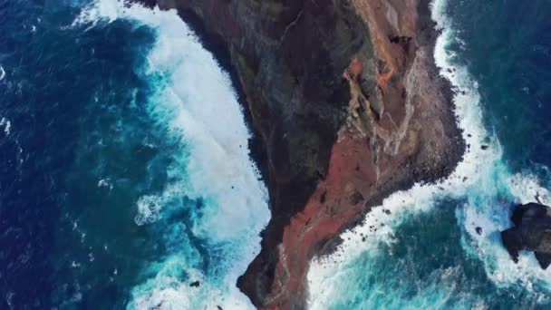 Fale oceaniczne myjące skalistą wyspę Sao Jorge, Azory, Portugalia, Europa — Wideo stockowe