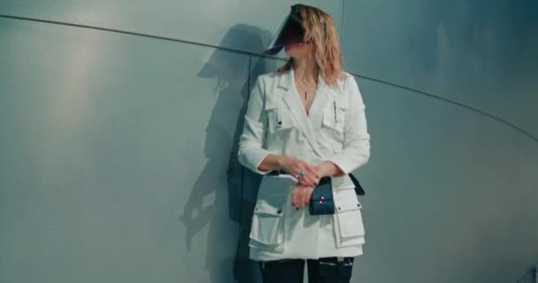 穿着现代防护面罩站在夜市街道上的时髦女人19 — 图库视频影像