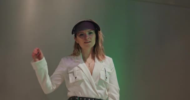 Futuristiska high fashion reklam med eleganta kvinna film 4K natt — Stockvideo