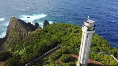 Uçurumun kenarındaki terk edilmiş bir fenerin panoramik görüntüsü