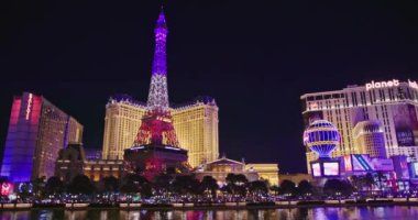 Eyfel Kulesi gece gökyüzü arka planında renkli bir aydınlatma ile. Las Vegas ABD