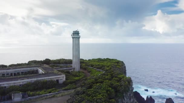 Flygbilder en vacker vulkanisk ö med havet bakom — Stockvideo