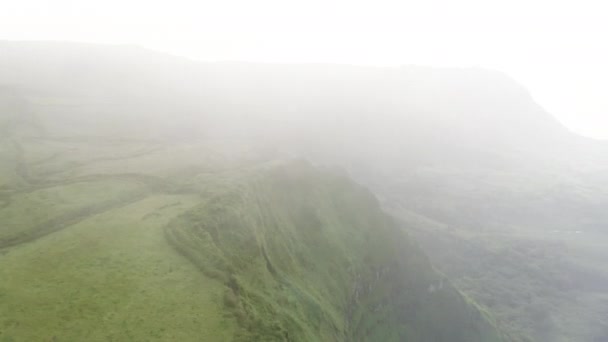 弗洛雷斯岛阿拉戈尼亚Poco Ribeira do Ferreiro山谷多云天气 — 图库视频影像