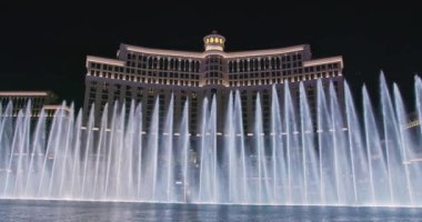 Gece şehrinde su ve ışık gösterisi. Bellagio çeşmeleri dans ediyor, Las Vegas