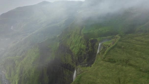 Nubes sobre cascada de Poco Ribeira do Ferreiro, Alagoinha, Isla Flores — Vídeo de stock